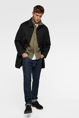 Какие дождевики носить с темно-синими джинсами мужчине