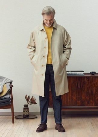 Какие дождевики носить с темно-синими джинсами мужчине