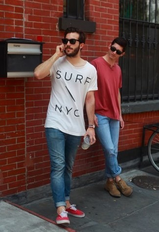 Как носить темно-синие джинсы с красными низкими кедами мужчине