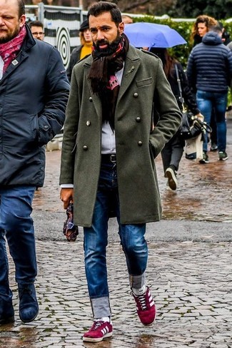 Как носить темно-синие джинсы с красными низкими кедами мужчине