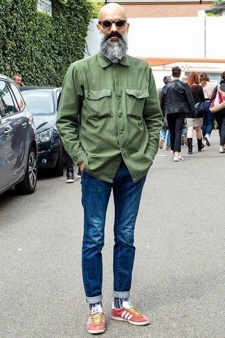 Как носить темно-синие джинсы с красными низкими кедами мужчине