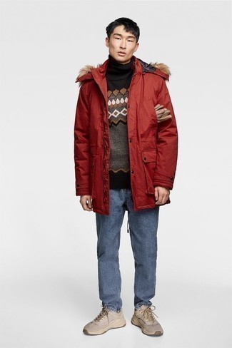 Как носить темно-синие джинсы с красной паркой мужчине