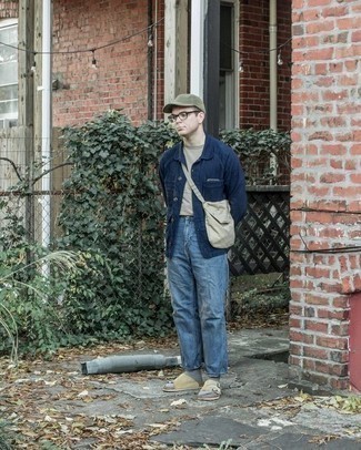 Какие сандалии носить с темно-синими джинсами мужчине