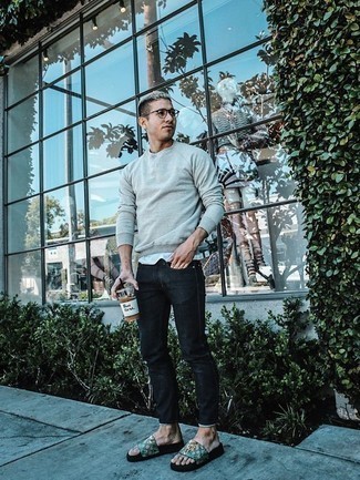 Какие сандалии носить с темно-синими джинсами мужчине