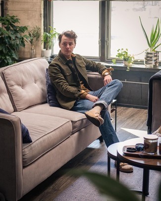 Какие сандалии носить с темно-синими джинсами мужчине