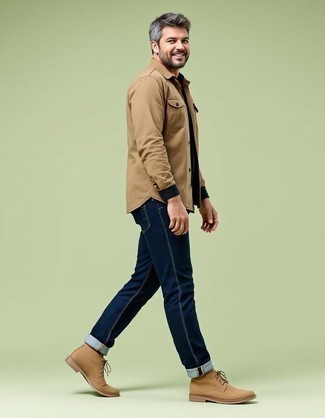 Какие куртки-рубашки носить с темно-синими джинсами мужчине