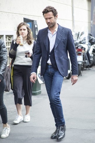 Какие трикотажные жилеты носить с темно-синими джинсами мужчине