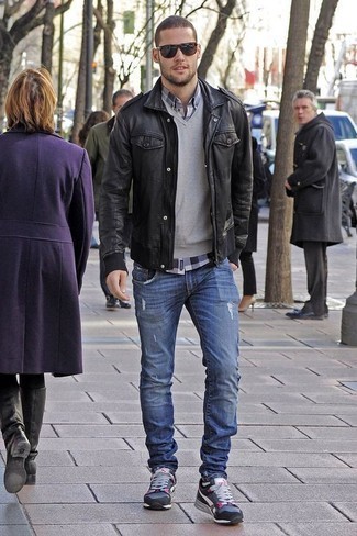 Какие трикотажные жилеты носить с темно-синими джинсами мужчине