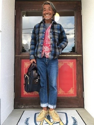 Какие трикотажные жилеты носить с темно-синими джинсами мужчине