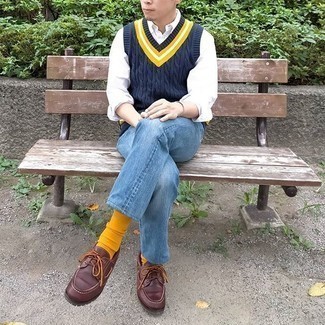 Какие трикотажные жилеты носить с темно-синими джинсами мужчине