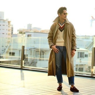 Какие трикотажные жилеты носить с темно-синими джинсами мужчине