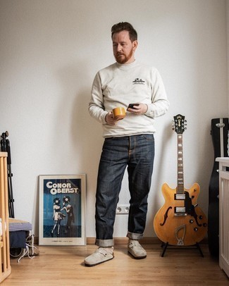 Какие свитшоты носить с темно-синими джинсами мужчине