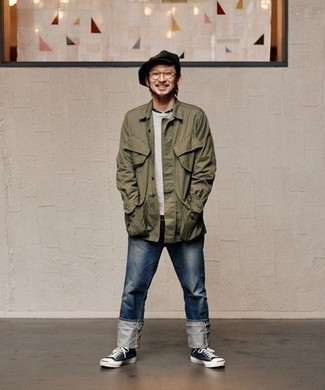 Какие свитшоты носить с темно-синими джинсами мужчине