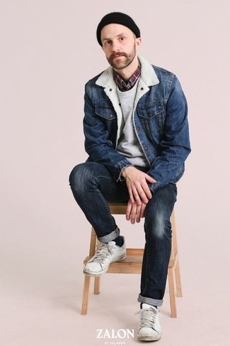 Какие свитшоты носить с темно-синими джинсами мужчине