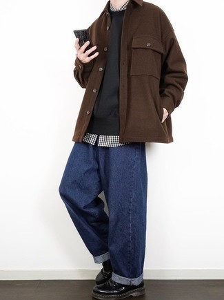 Какие свитшоты носить с темно-синими джинсами мужчине