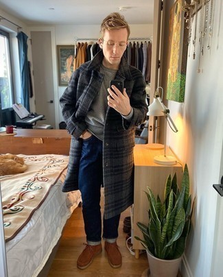 Какие свитшоты носить с темно-синими джинсами мужчине