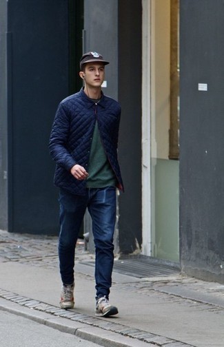 Как носить темно-синие джинсы с светло-коричневыми кроссовками мужчине