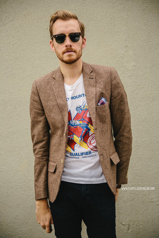 Как носить темно-синие джинсы с светло-коричневым пиджаком мужчине