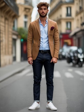 Как носить темно-синие джинсы с светло-коричневым пиджаком мужчине