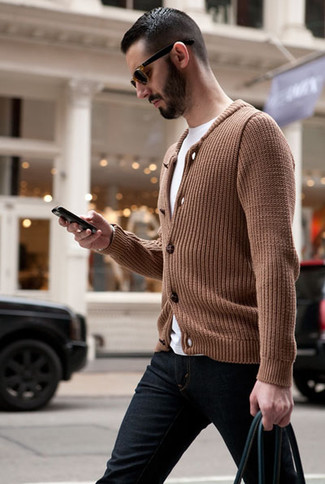 Как носить темно-синие джинсы с светло-коричневым кардиганом мужчине
