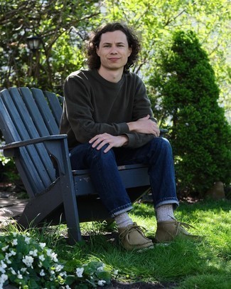 Как носить темно-синие джинсы с светло-коричневыми кожаными ботинками дезертами