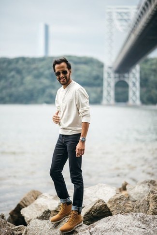 Как носить темно-синие джинсы с светло-коричневыми кожаными рабочими ботинками мужчине