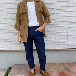 Как носить темно-синие джинсы с светло-коричневыми замшевыми лоферами мужчине