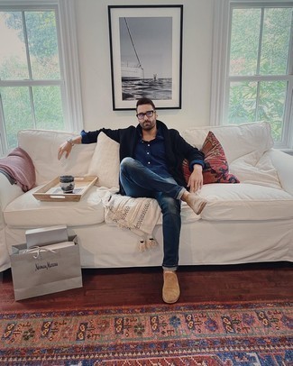 Как носить темно-синие джинсы с светло-коричневыми замшевыми лоферами мужчине