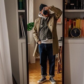 Как носить темно-синие джинсы с светло-коричневым плащом мужчине