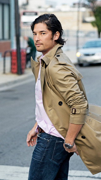 Как носить темно-синие джинсы с светло-коричневым плащом мужчине