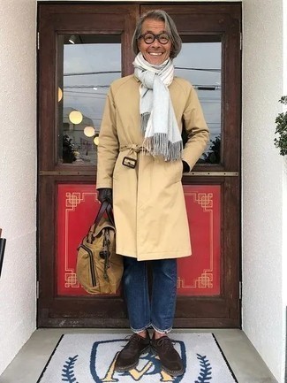 Как носить темно-синие джинсы с светло-коричневым плащом мужчине