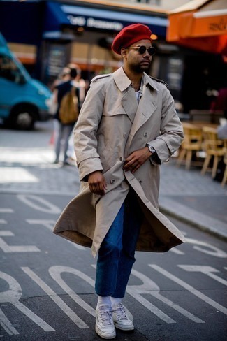 Как носить темно-синие джинсы с светло-коричневым плащом мужчине