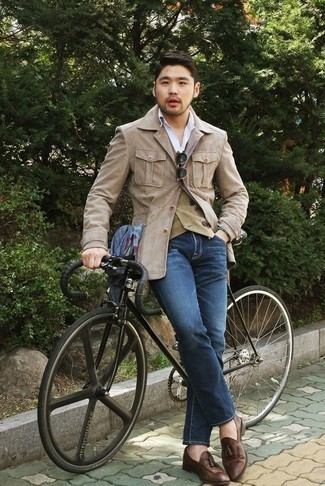 Как носить темно-синие джинсы с светло-коричневым жилетом