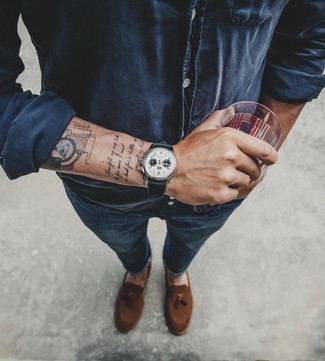 Какие лоферы с кисточками носить с темно-синими джинсами