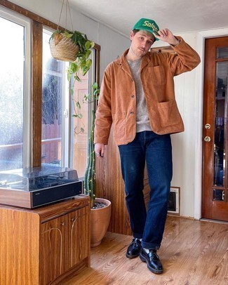 Как носить темно-синие джинсы с табачным пиджаком мужчине