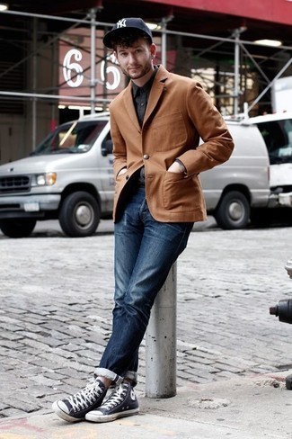 Как носить темно-синие джинсы с табачным пиджаком мужчине