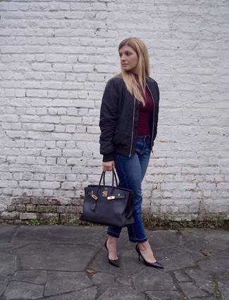 Какие водолазки носить с темно-синими джинсами женщине