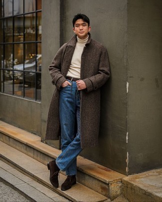 Какие водолазки носить с темно-синими джинсами мужчине