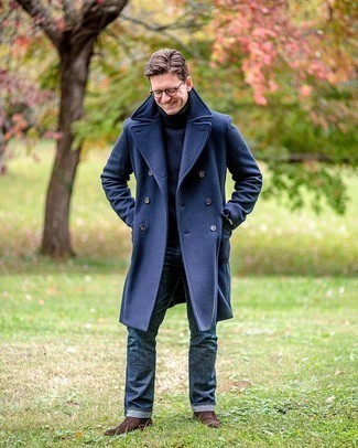 Какие водолазки носить с темно-синими джинсами мужчине