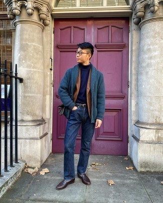 Какие водолазки носить с темно-синими джинсами мужчине