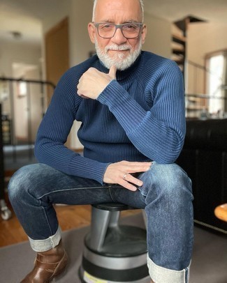 Какие водолазки носить с темно-синими джинсами мужчине