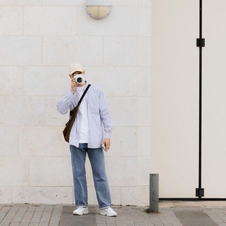 Как носить темно-синие джинсы с белыми кроссовками мужчине