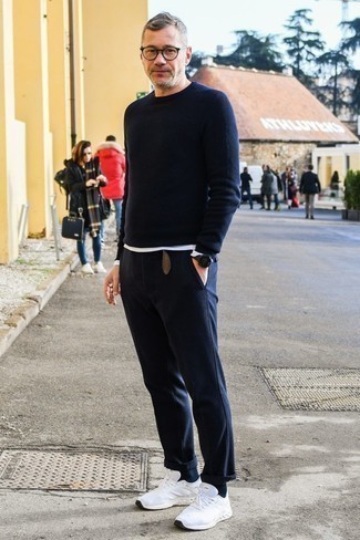 Как носить темно-синие джинсы с белыми кроссовками мужчине