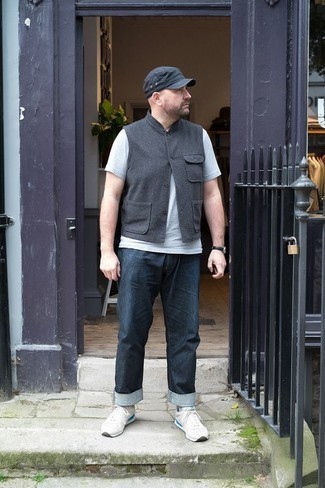 Как носить темно-синие джинсы с белыми кроссовками мужчине