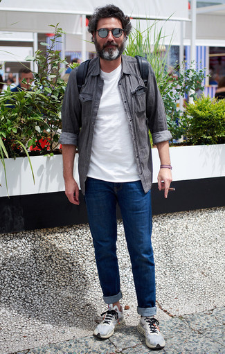 Как носить темно-синие джинсы с белыми кроссовками мужчине