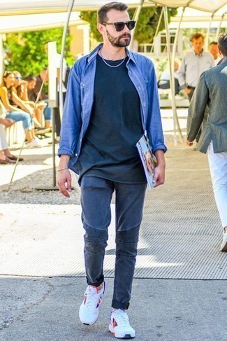 Как носить темно-синие джинсы с белыми кроссовками мужчине