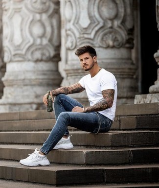 Как носить темно-синие джинсы с белыми кроссовками мужчине
