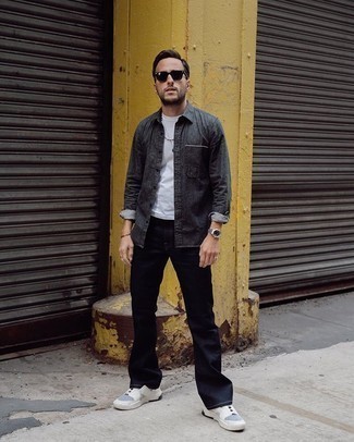 Как носить темно-синие джинсы с белыми кроссовками мужчине