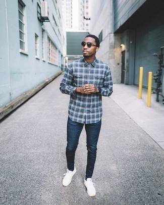 Как носить темно-синие джинсы с белыми кроссовками мужчине