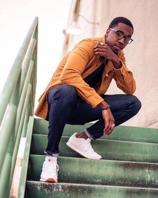 Как носить темно-синие джинсы с белыми кроссовками мужчине